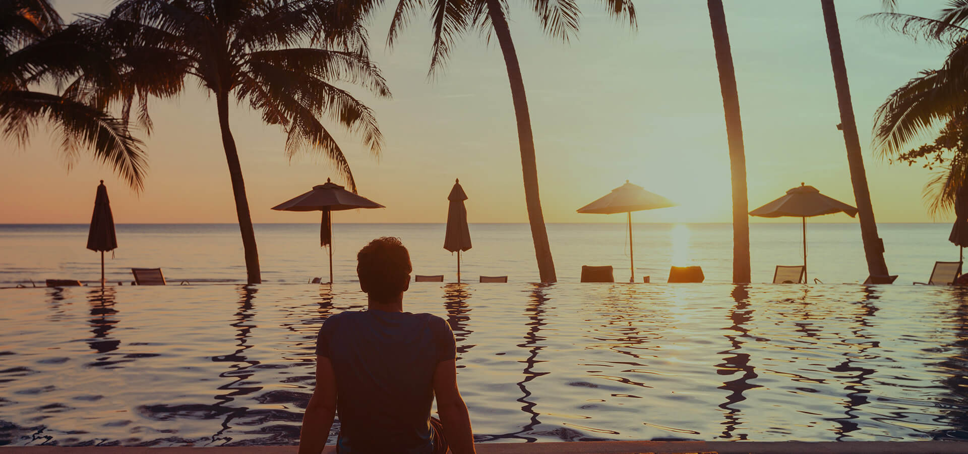 Coucher du soleil, piscine donnant sur la mer