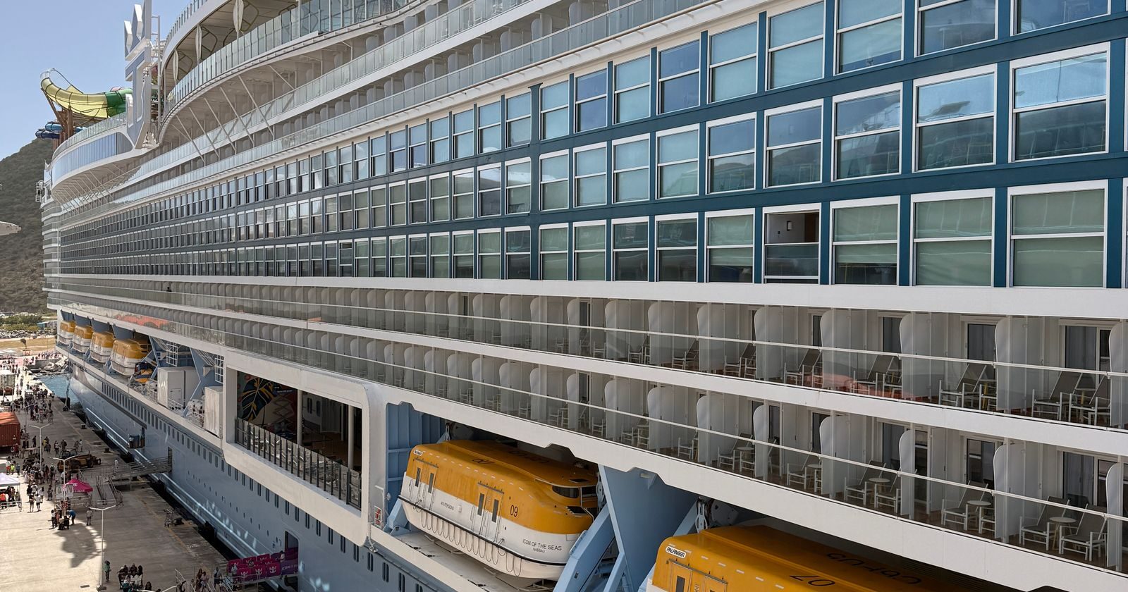 Grand navire de croisière amarré au quai, vu de profil, illustrant le budget réel d'une croisière