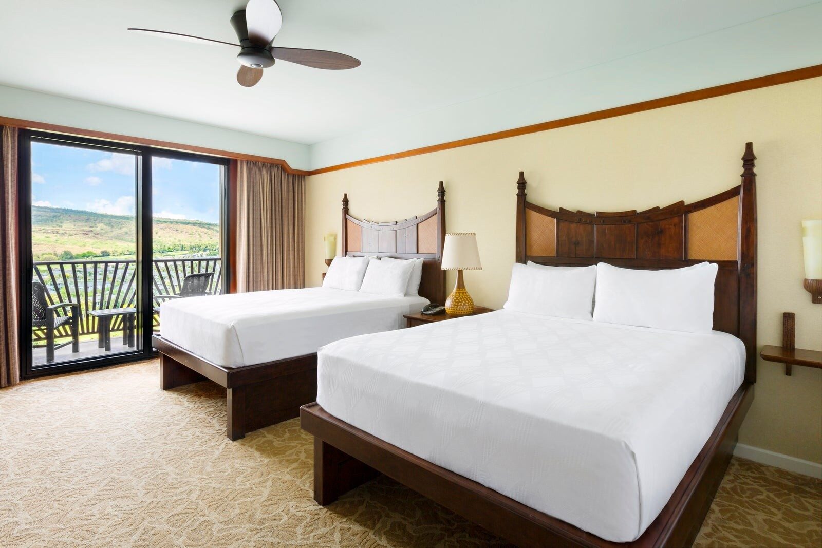 Une chambre d'Aulani avec vue sur les jardins, deux lits doubles et balcon Une chambre d'Aulani avec vue sur les jardins, deux lits doubles et balcon