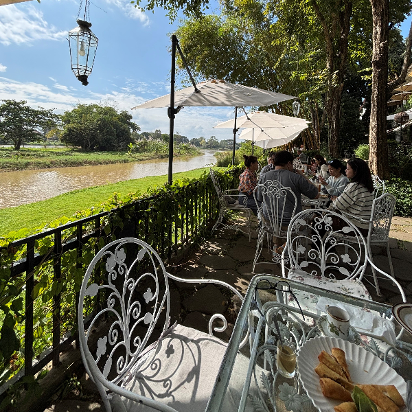 Térasse extérieure du Chivit Thamma Da Coffee House undefined