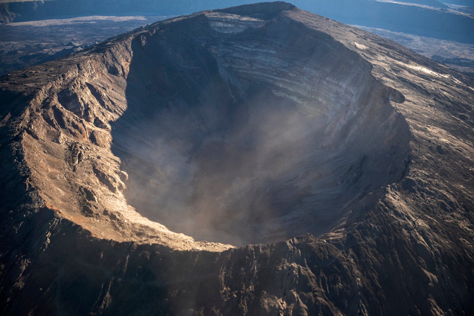 Cratère du piton de la Fournaise vu du ciel