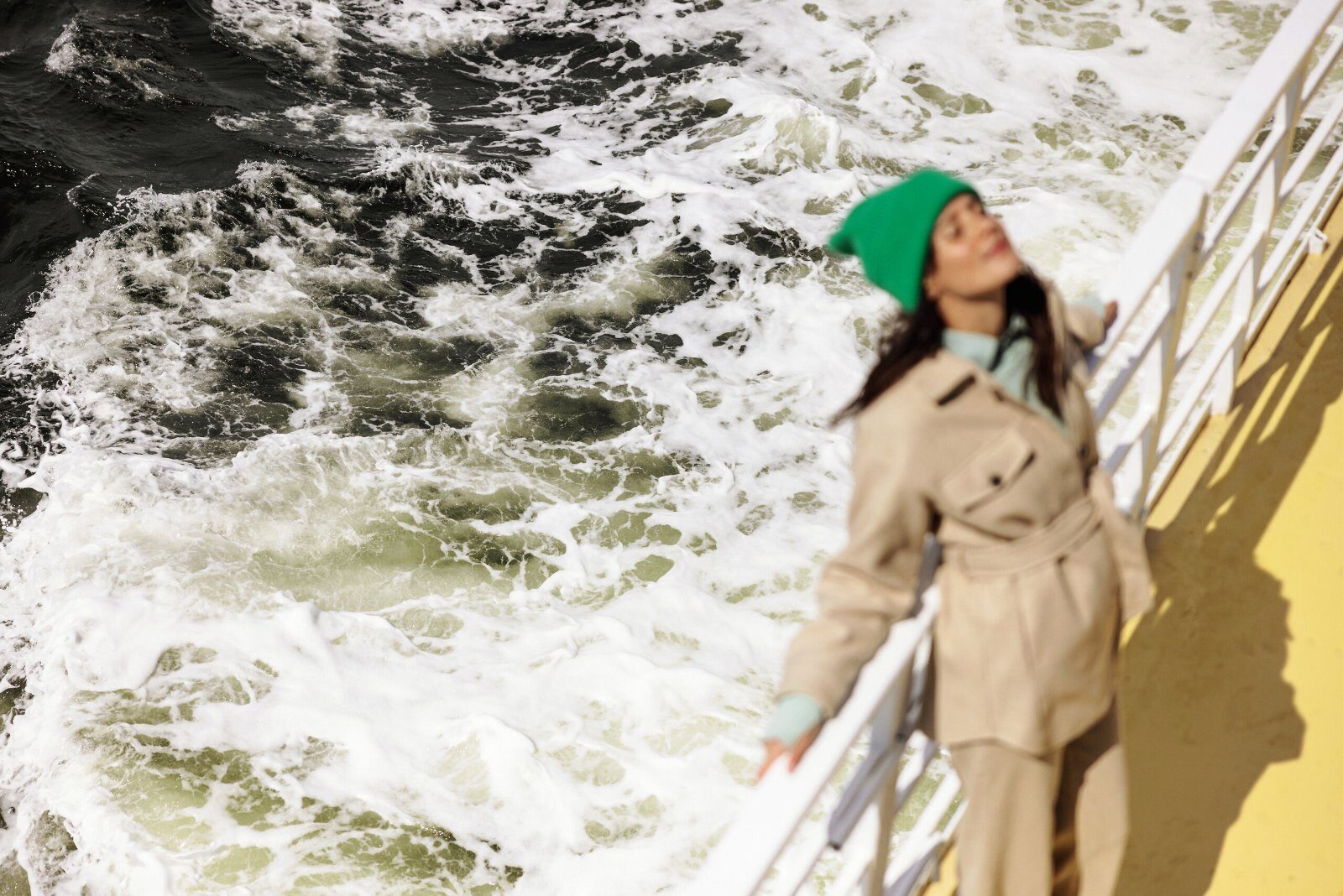 Voyageuse sur un bateau au pied des chutes du Niagara