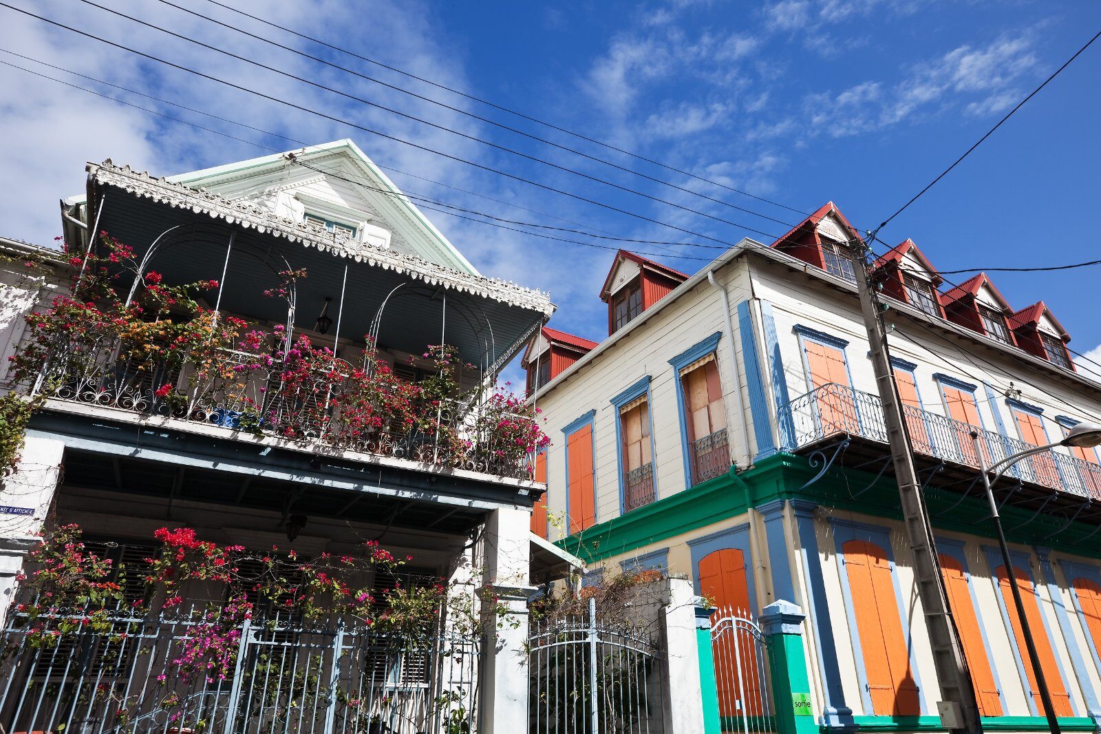 Maisons créoles aux balcons colorés