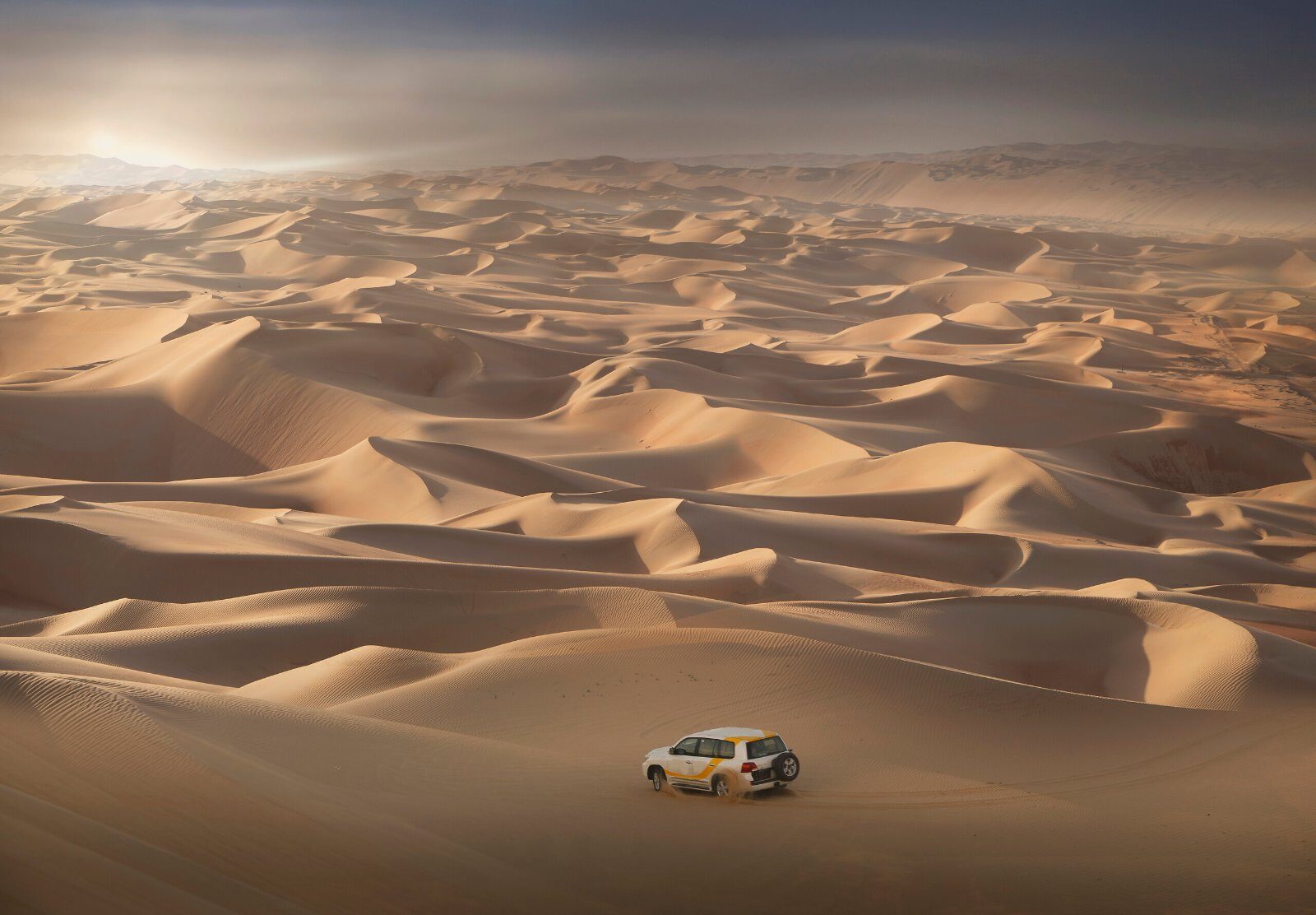 Véhicule tout-terrain dans les dunes du désert de Dubaï