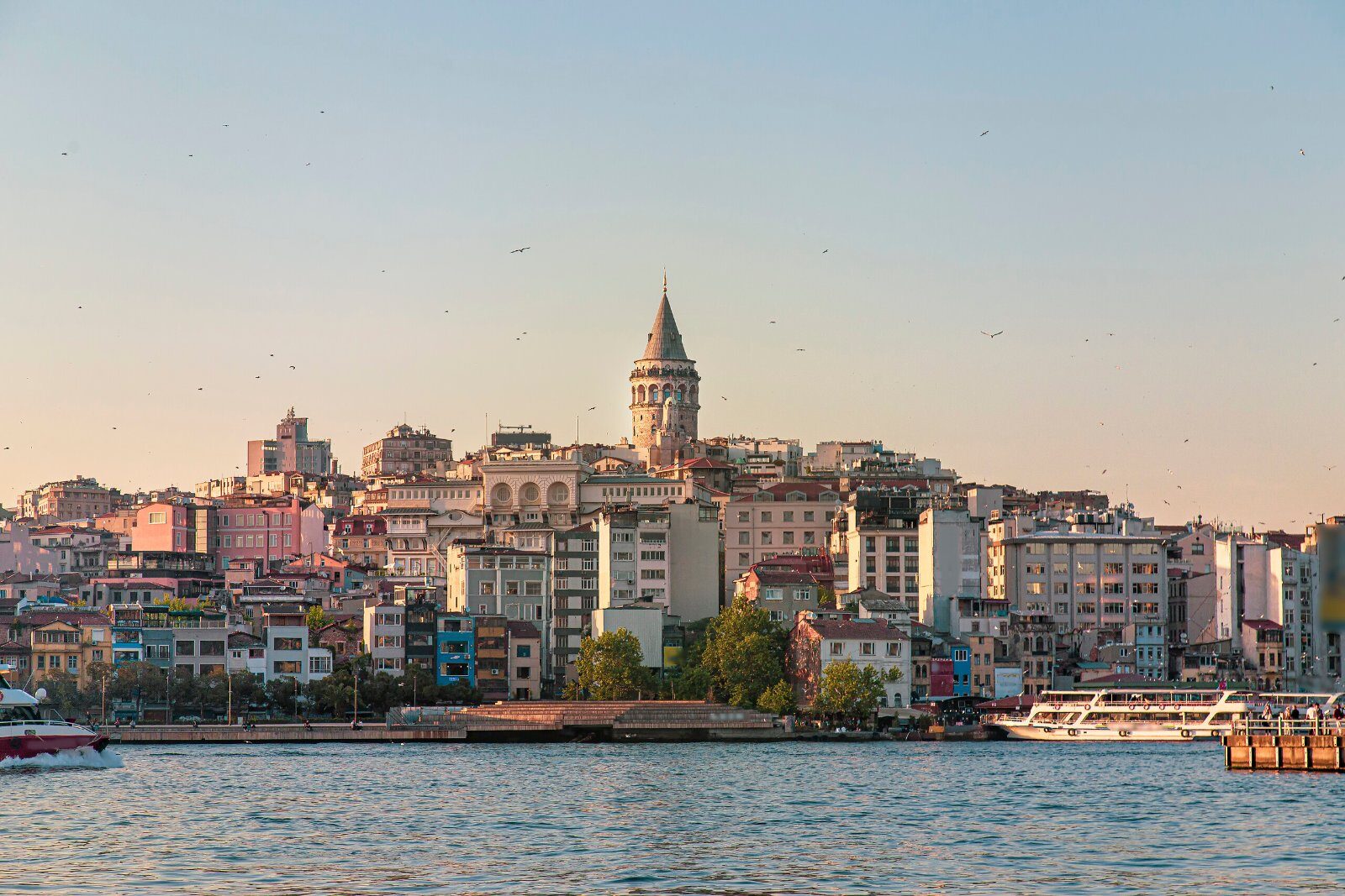 Istanbul et la tour de Galata au bord du Bosphore
