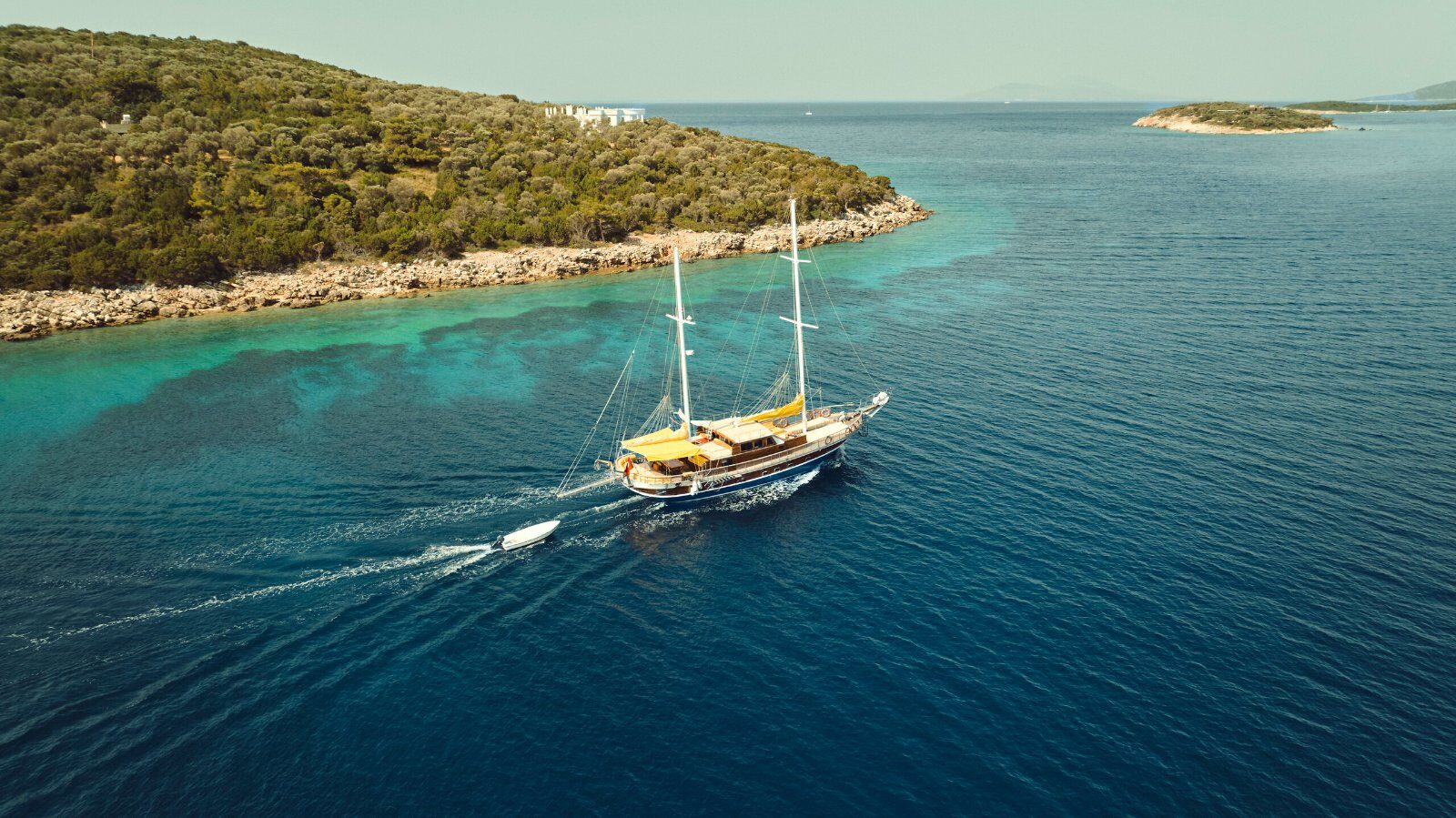 Bateau sur les eaux turquoise de la côte turque