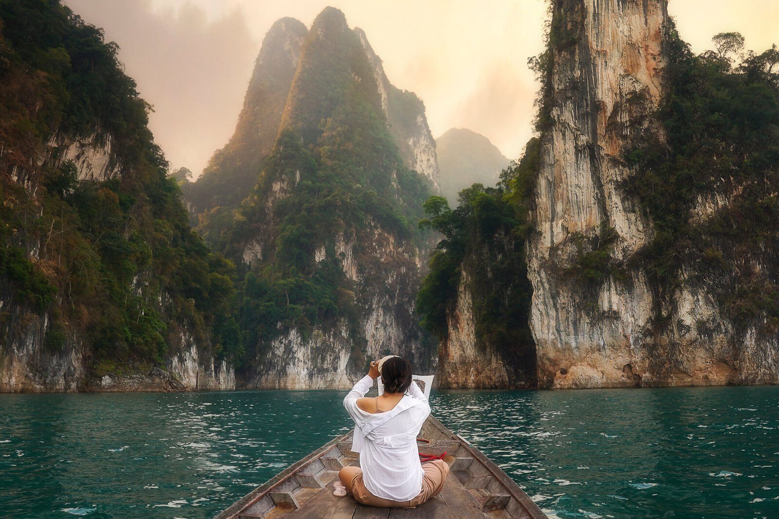 Bateau sur le lac Cheow Lan entre les falaises de Khao Sok