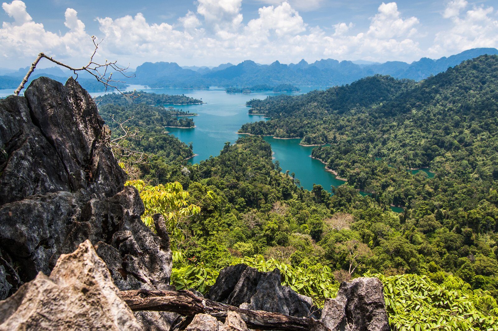 Vue sur le lac de Khao Sok depuis un belvédère