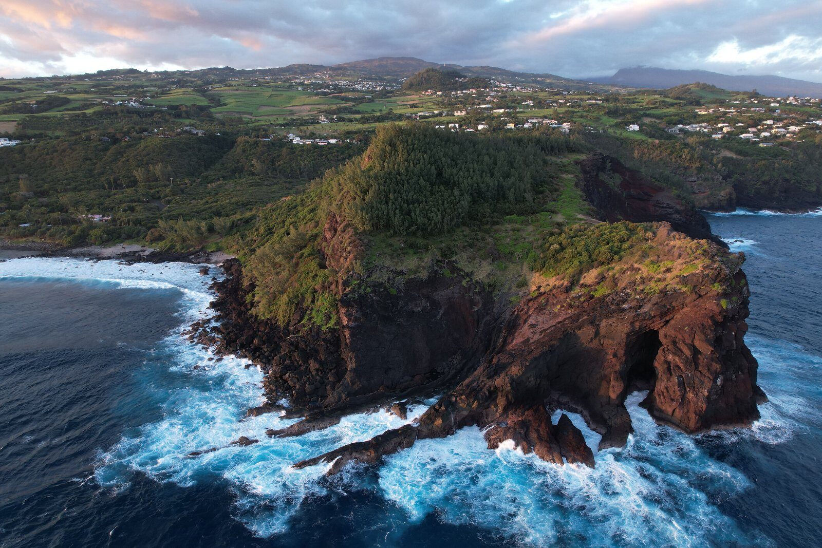 Côte volcanique battue par l