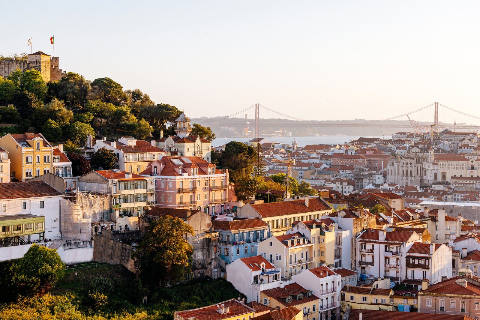 Toits de Lisbonne et le Tage vus d
