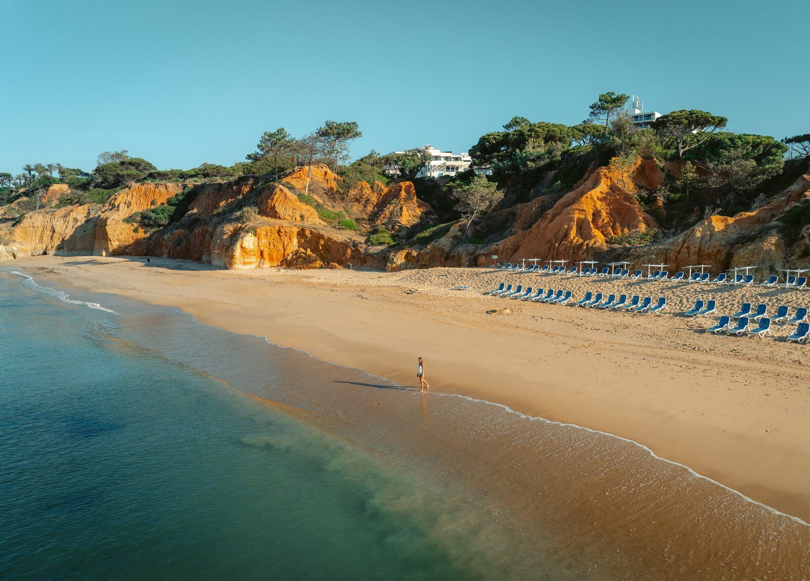 Falaises dorées et plage de l