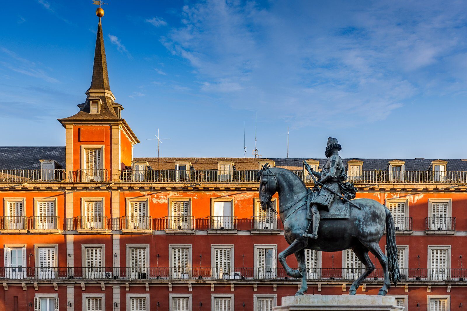 Statue équestre et façades de la Plaza Mayor, à Madrid