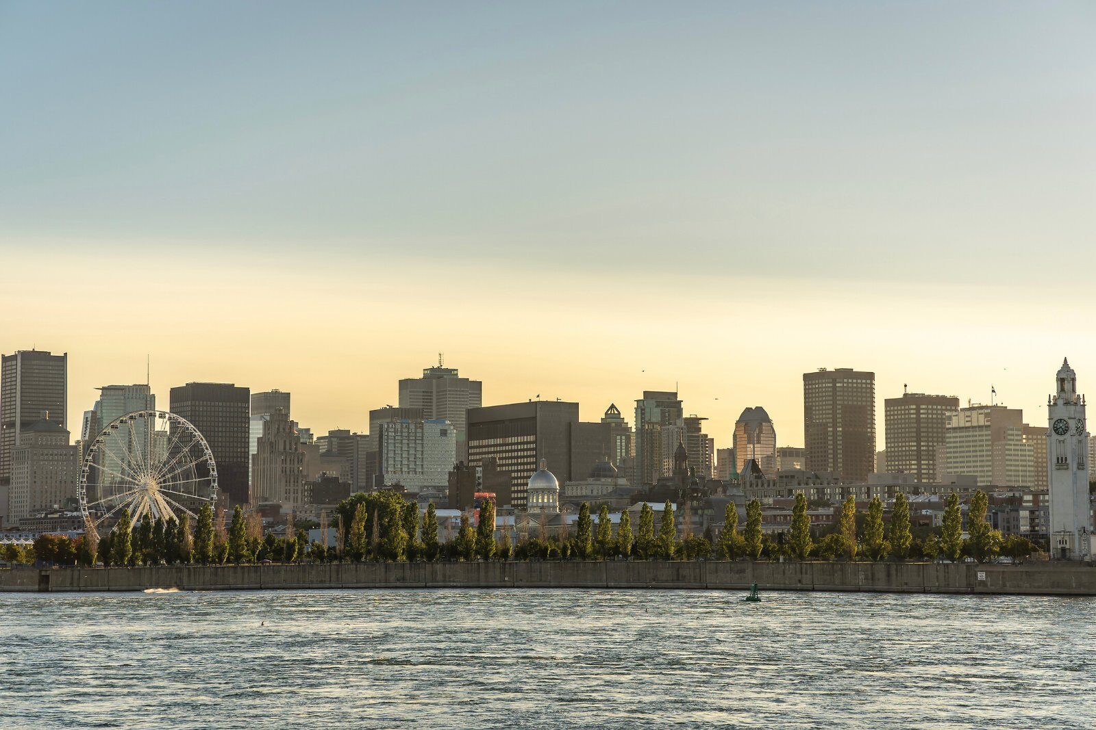 Montréal vue depuis le fleuve Saint-Laurent
