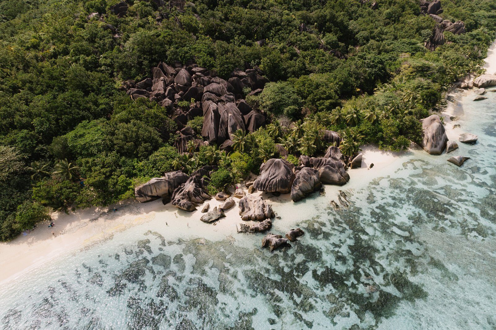Plage de sable blanc et rochers de granit à Praslin
