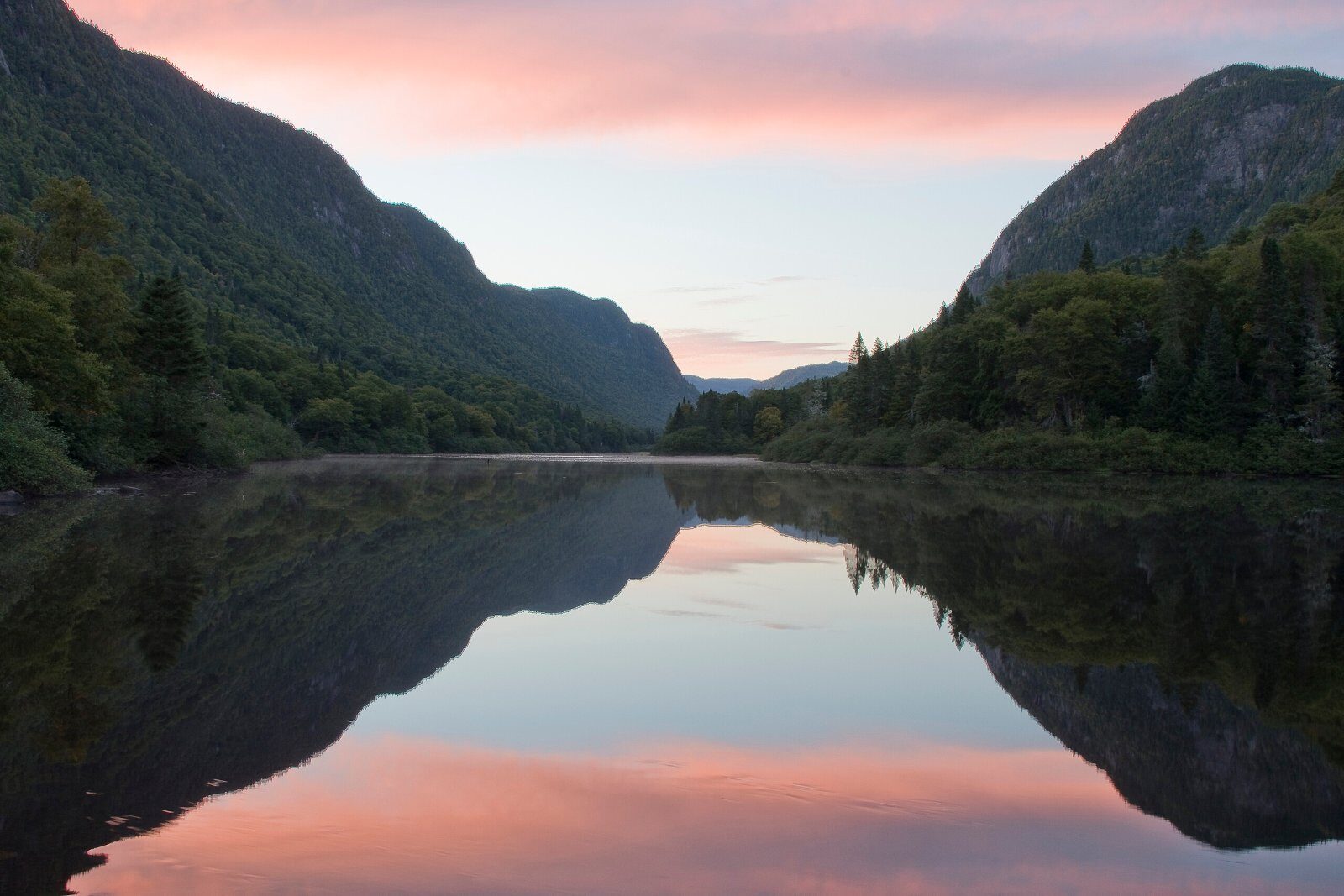 Lac entre les montagnes au coucher du soleil, au Québec