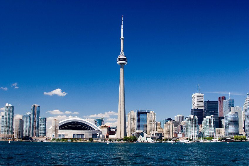 La tour CN et les gratte-ciel de Toronto au bord du lac