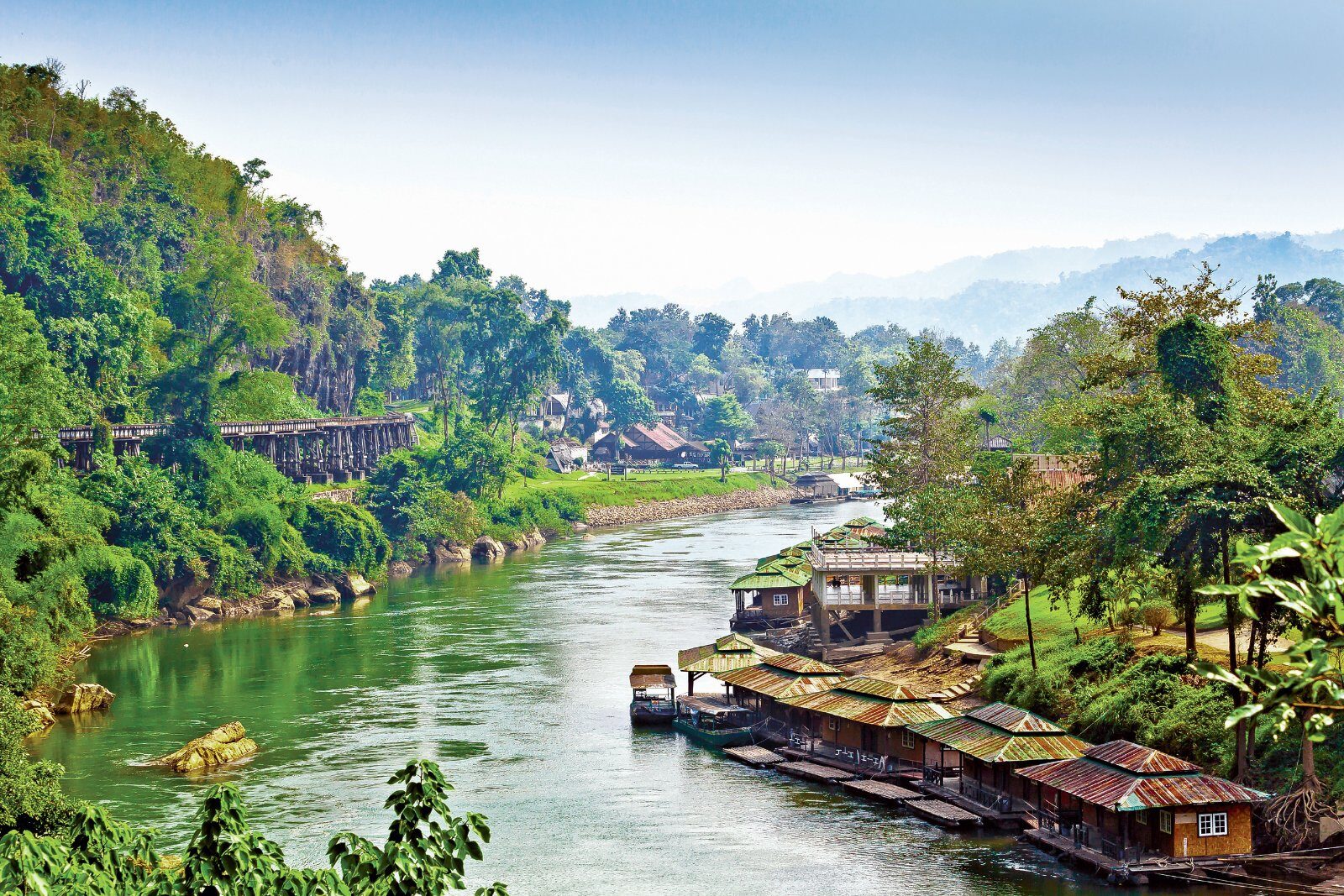 Rivière bordée de jungle dans la région de Kanchanaburi