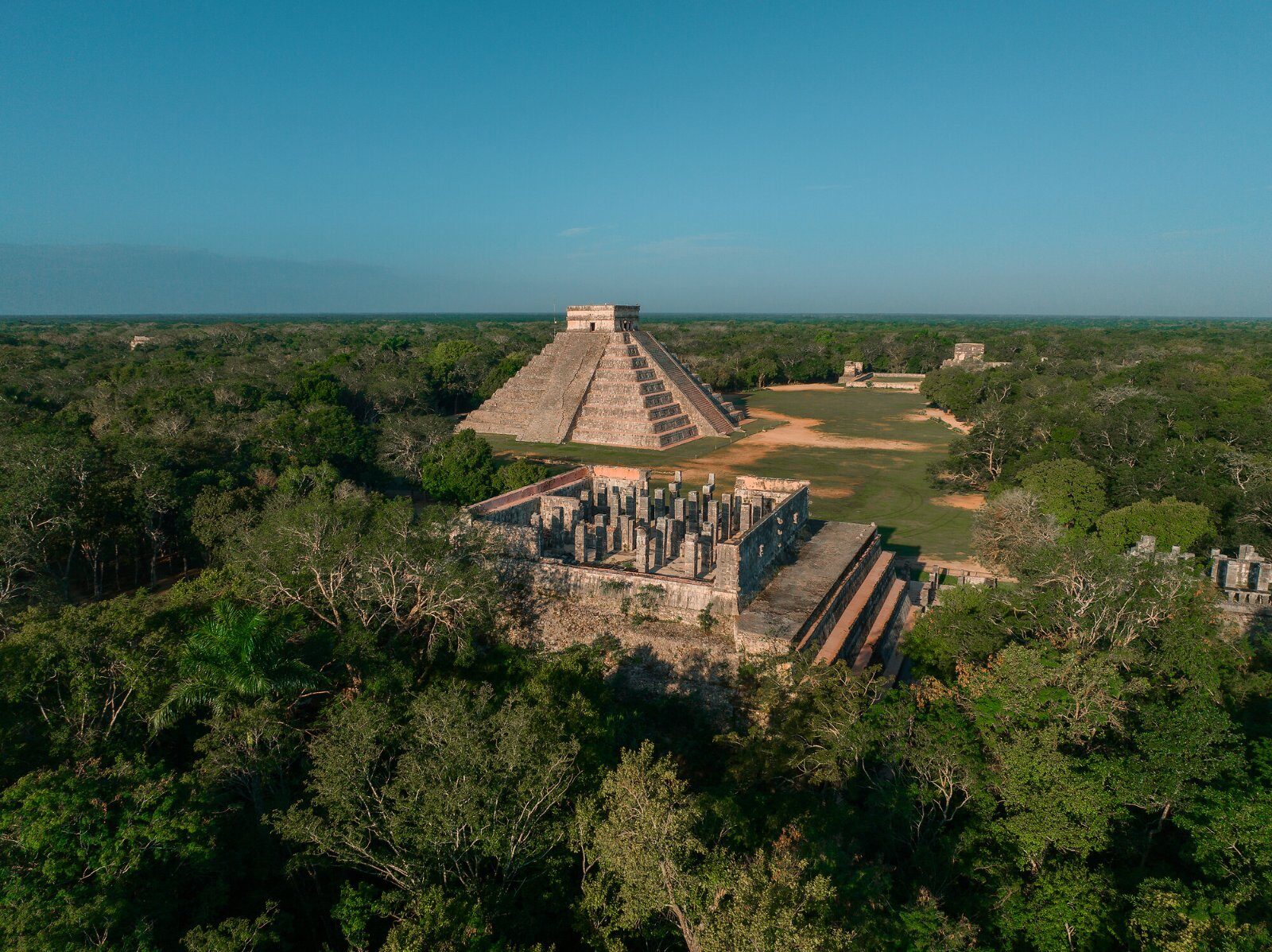 Pyramide maya émergeant de la jungle du Yucatán