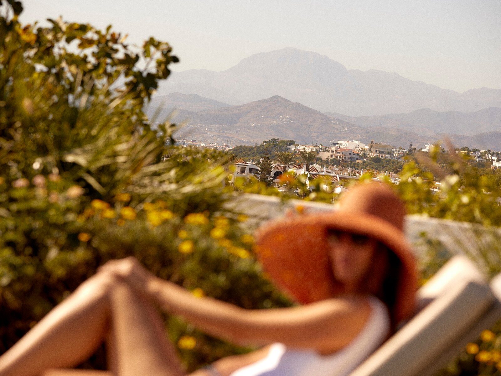 Voyageuse face aux montagnes de l