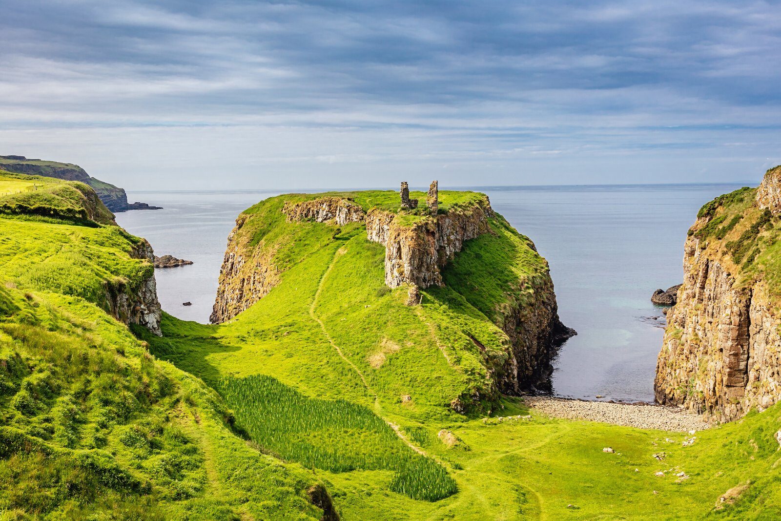 Falaises verdoyantes de la côte irlandaise