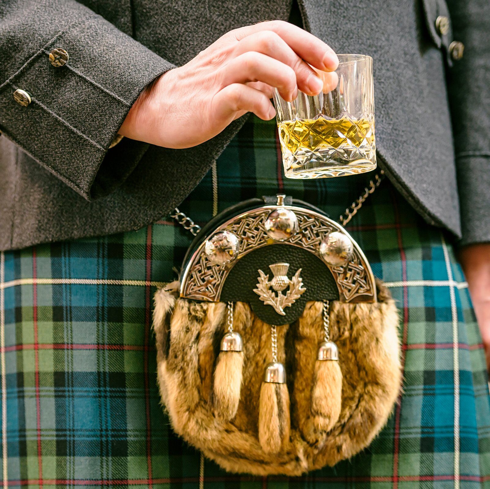 Verre de whisky et tenue écossaise traditionnelle