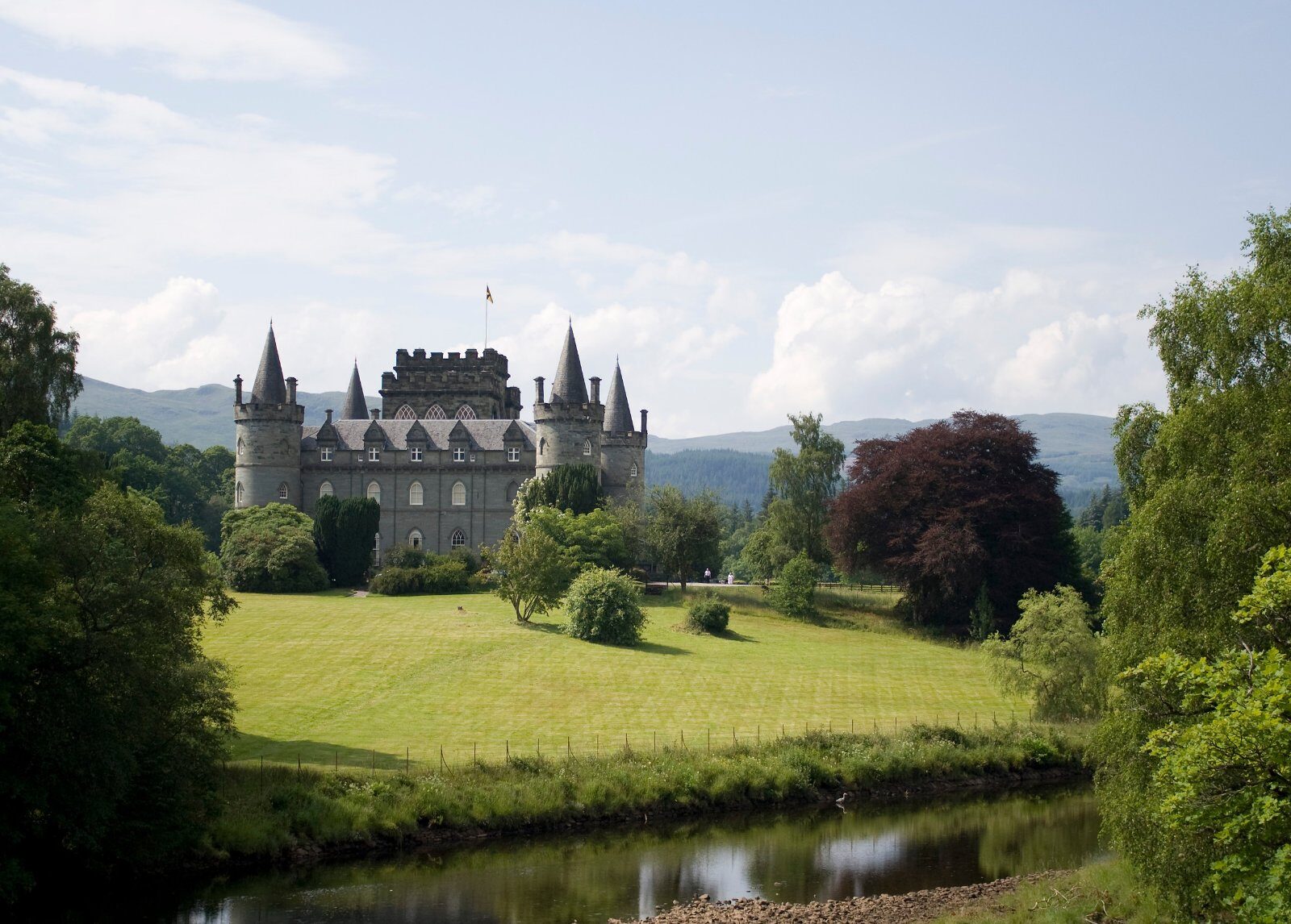 Château écossais entouré de jardins