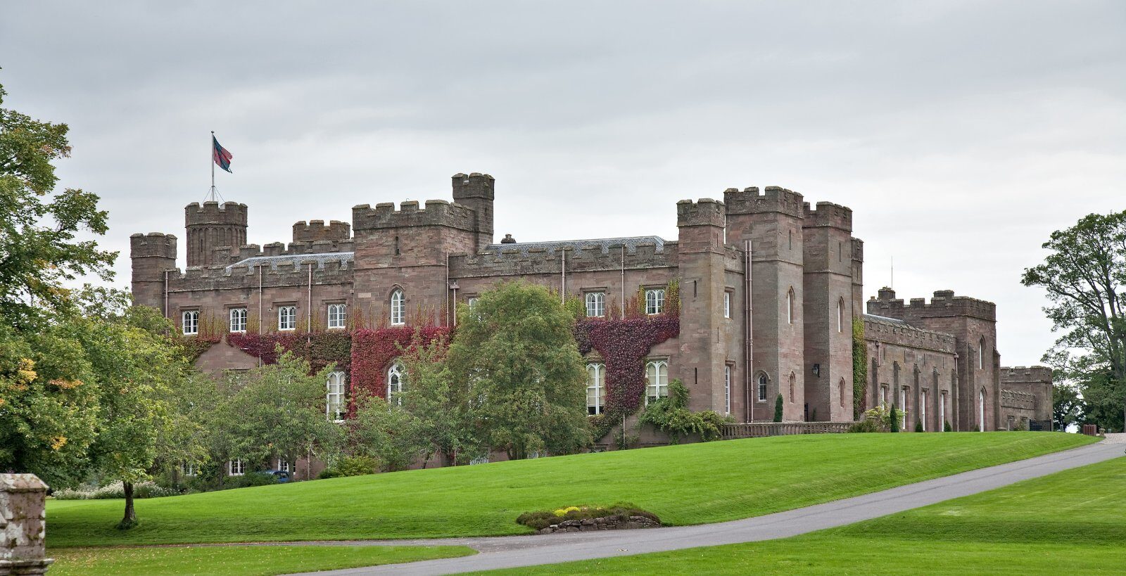 Château écossais et sa pelouse