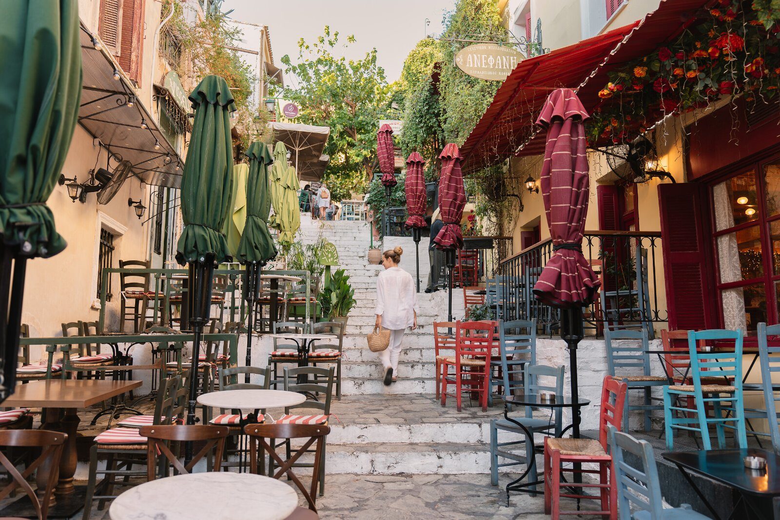 Terrasses de tavernes dans une ruelle d