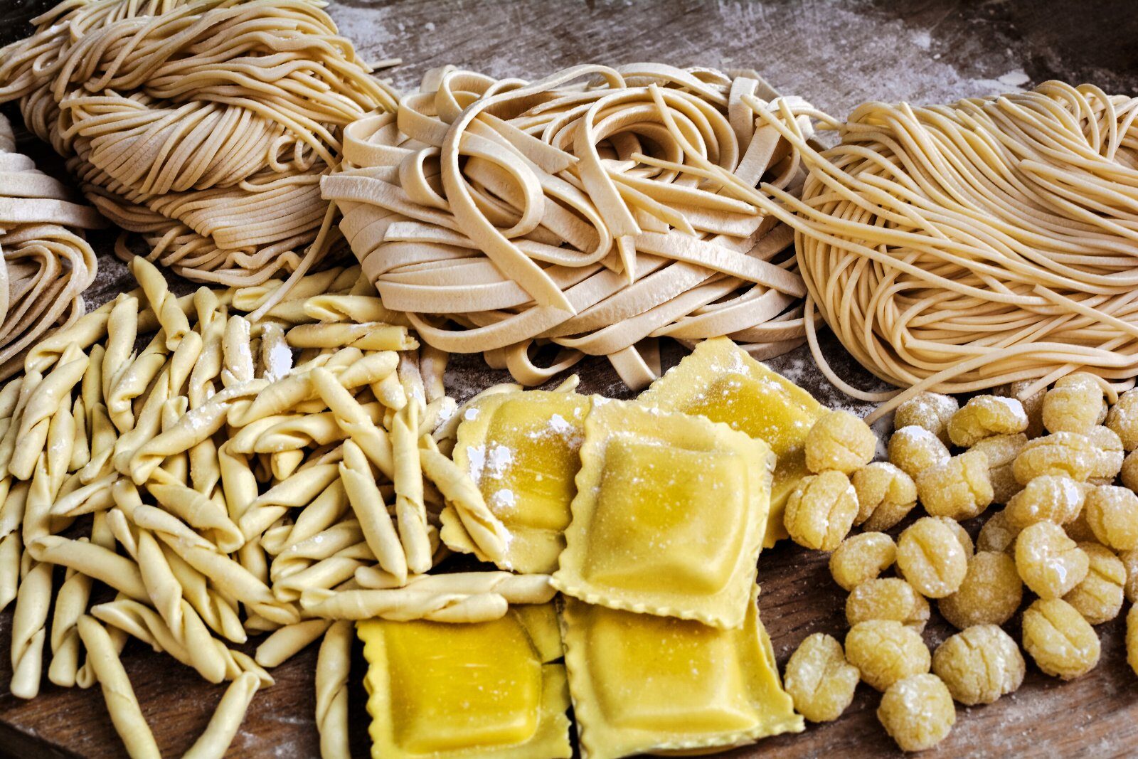 Pâtes fraîches et ingrédients de la cuisine italienne