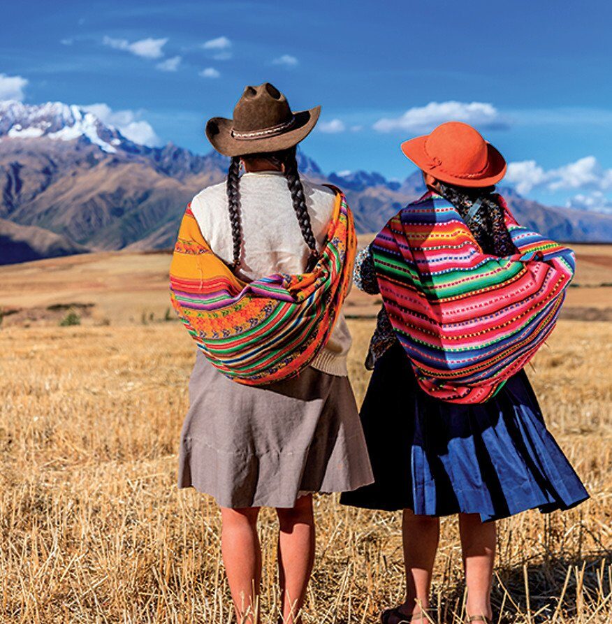 Femmes andines en tenue traditionnelle devant les montagnes