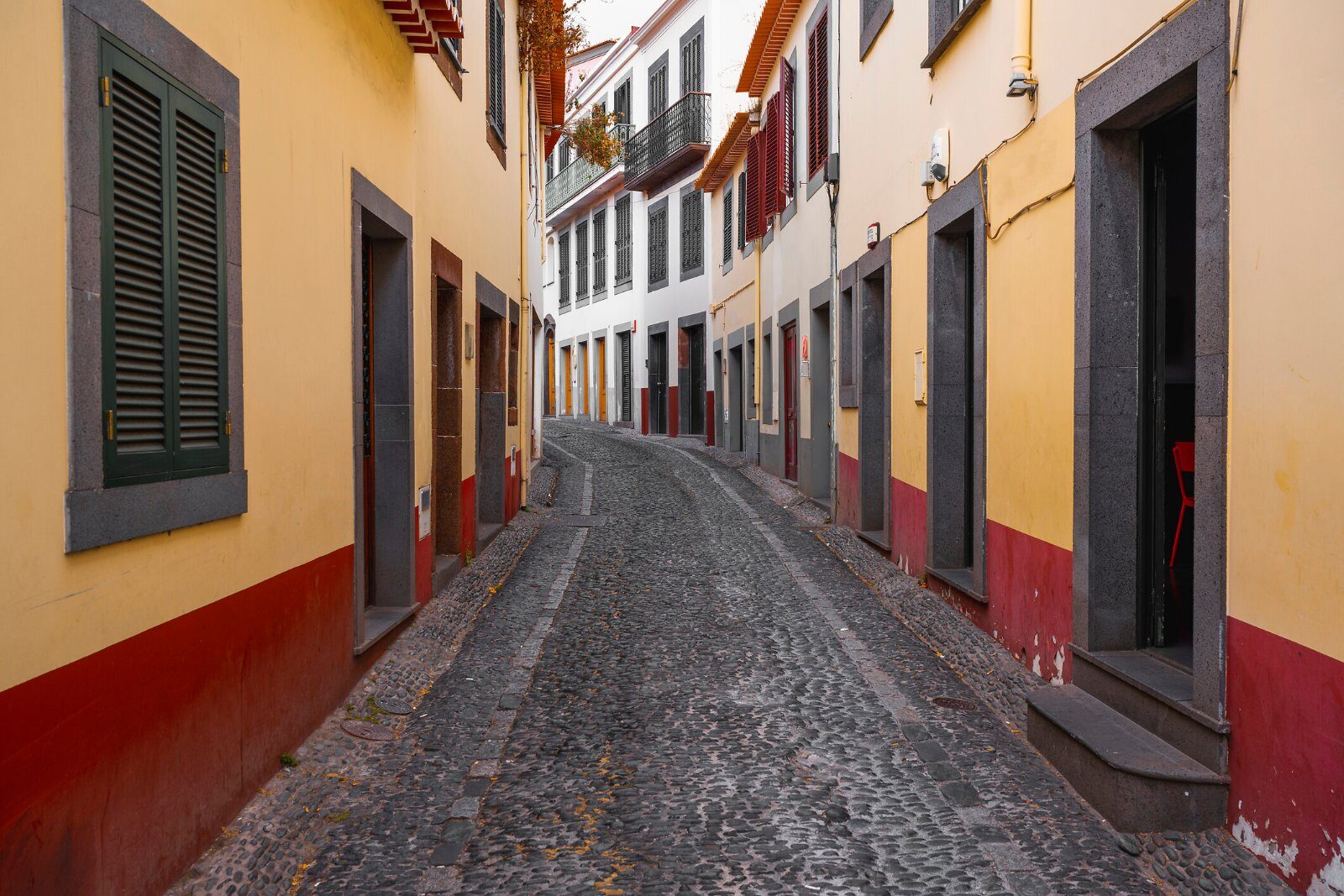 Ruelle pavée aux façades colorées à Funchal