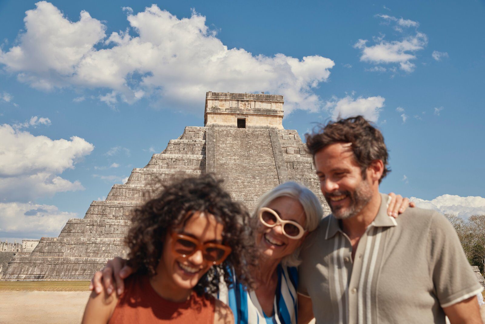 Voyageurs devant la pyramide de Chichén Itzá