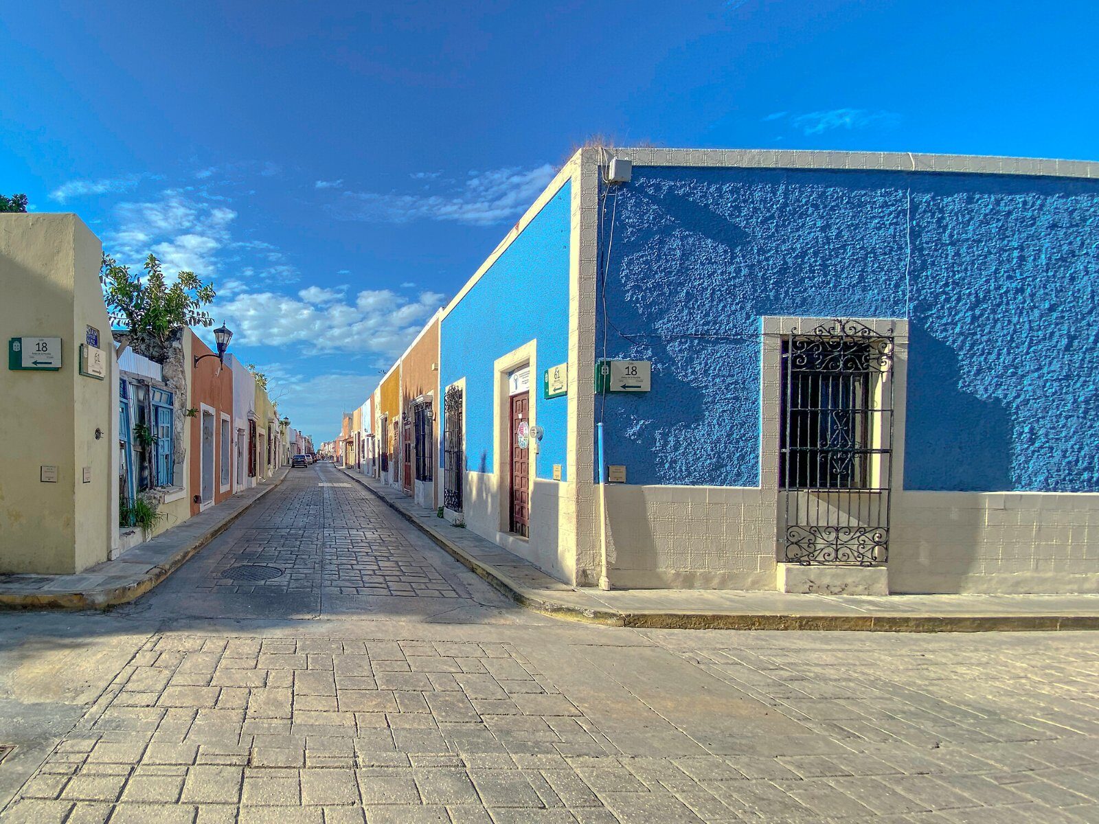 Rue coloniale aux façades colorées au Mexique