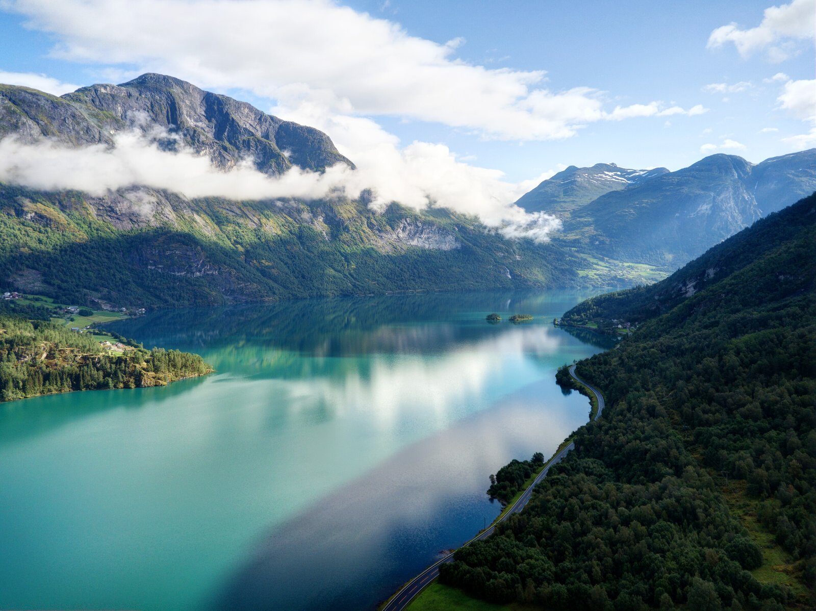 Fjord entre les montagnes enneigées de Norvège