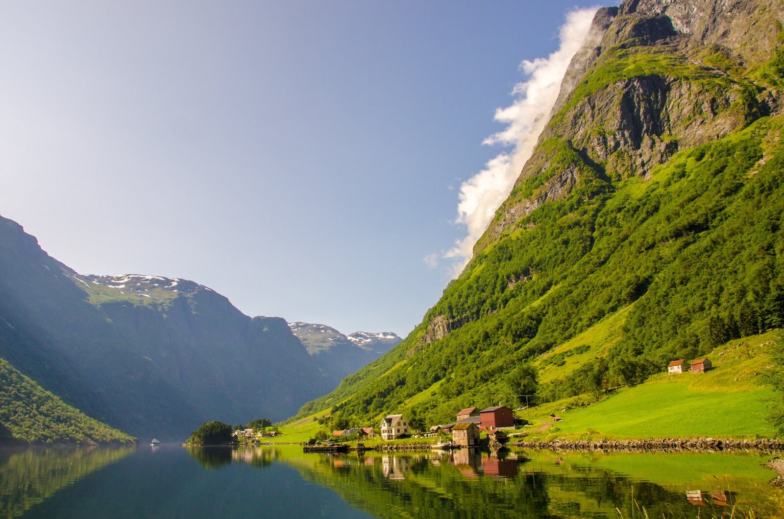 Fjord aux versants verdoyants en Norvège
