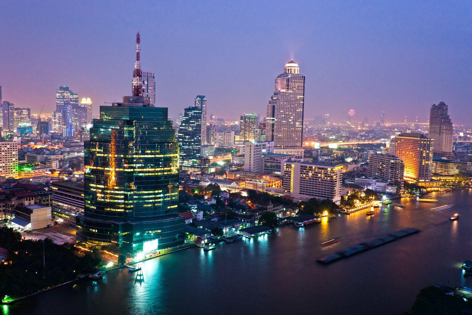 Bangkok illuminée le long du fleuve Chao Phraya