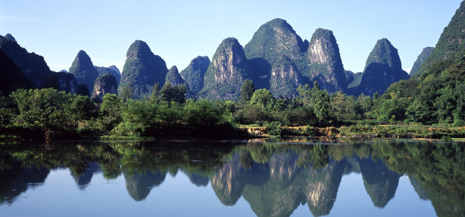 Pitons karstiques reflétés dans la rivière Li