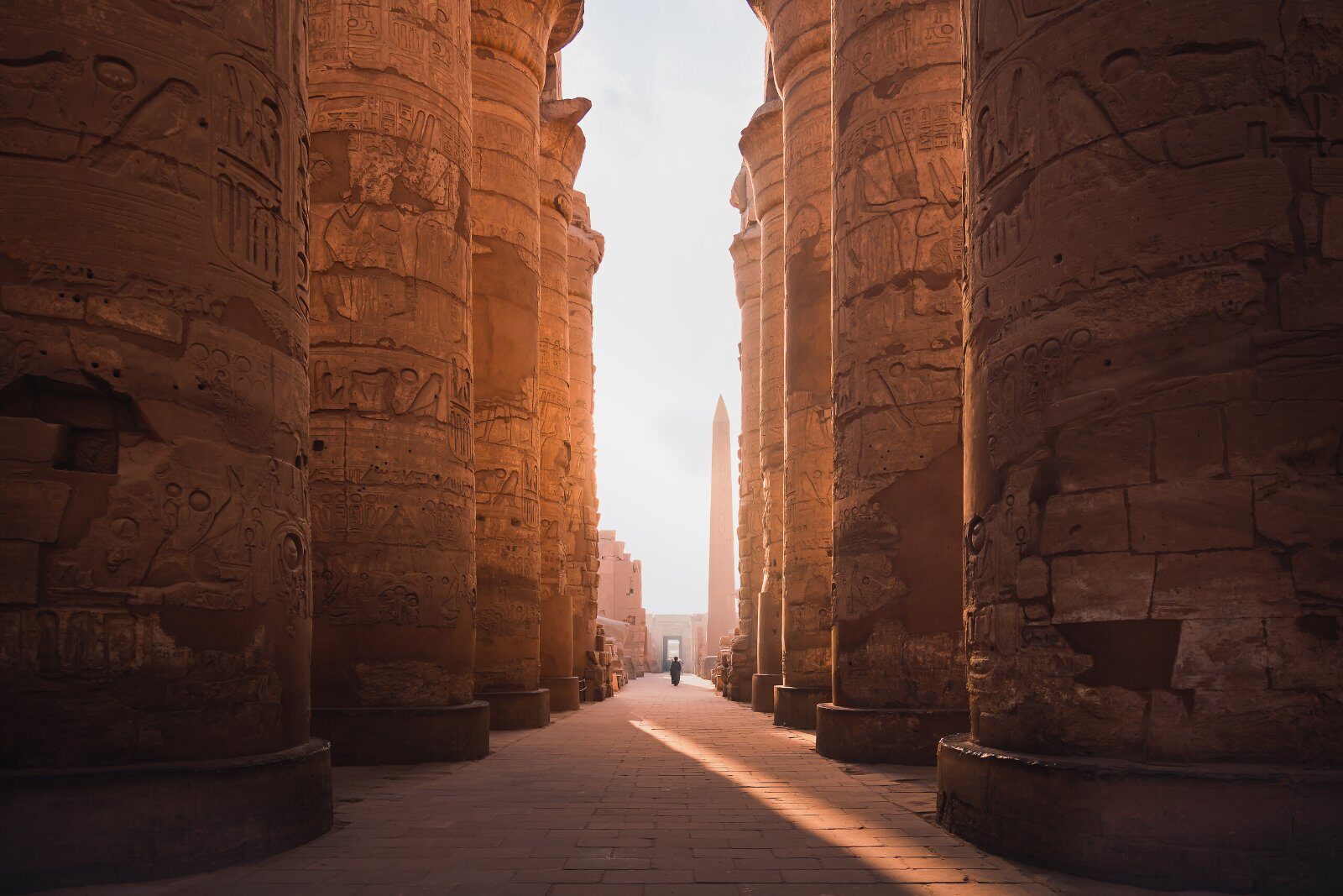 Colonnade géante du temple de Karnak, à Louxor