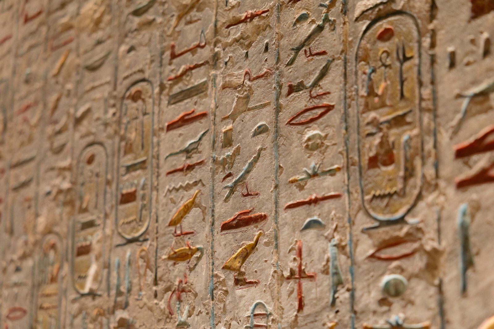 Hiéroglyphes gravés dans la pierre d