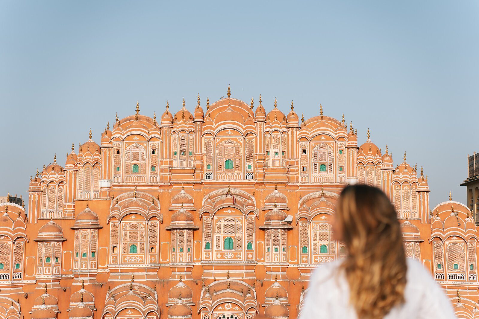 Voyageuse devant le palais des Vents, à Jaipur