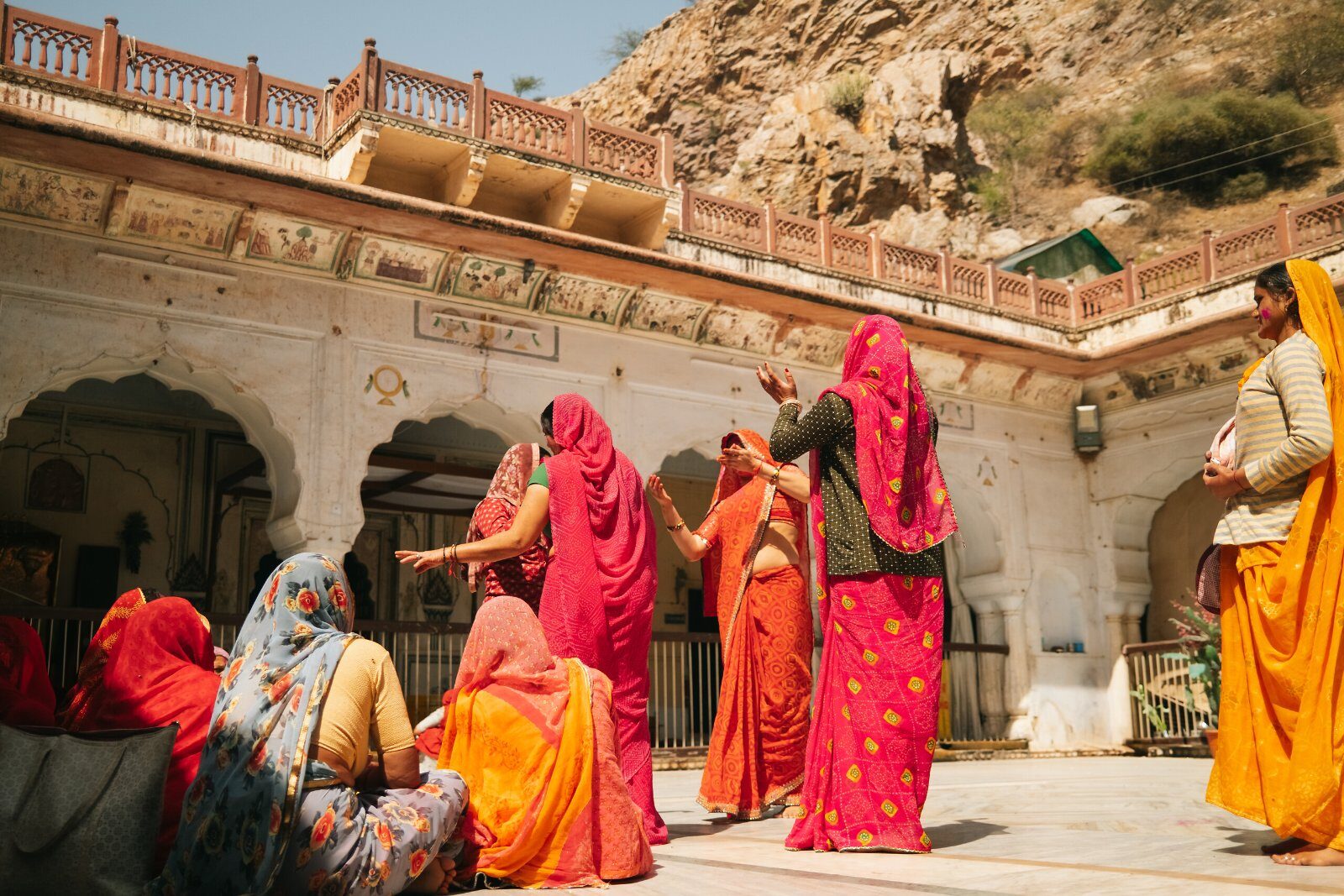 Femmes en saris colorés dans une cour du Rajasthan