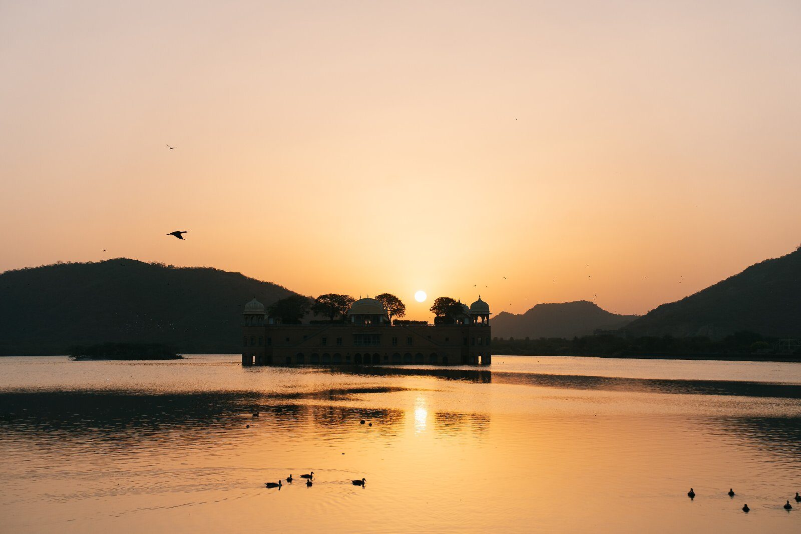 Lever du soleil sur un lac du Rajasthan