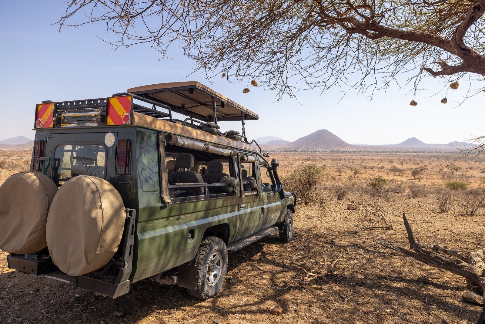 Véhicule de safari dans la brousse du Kenya