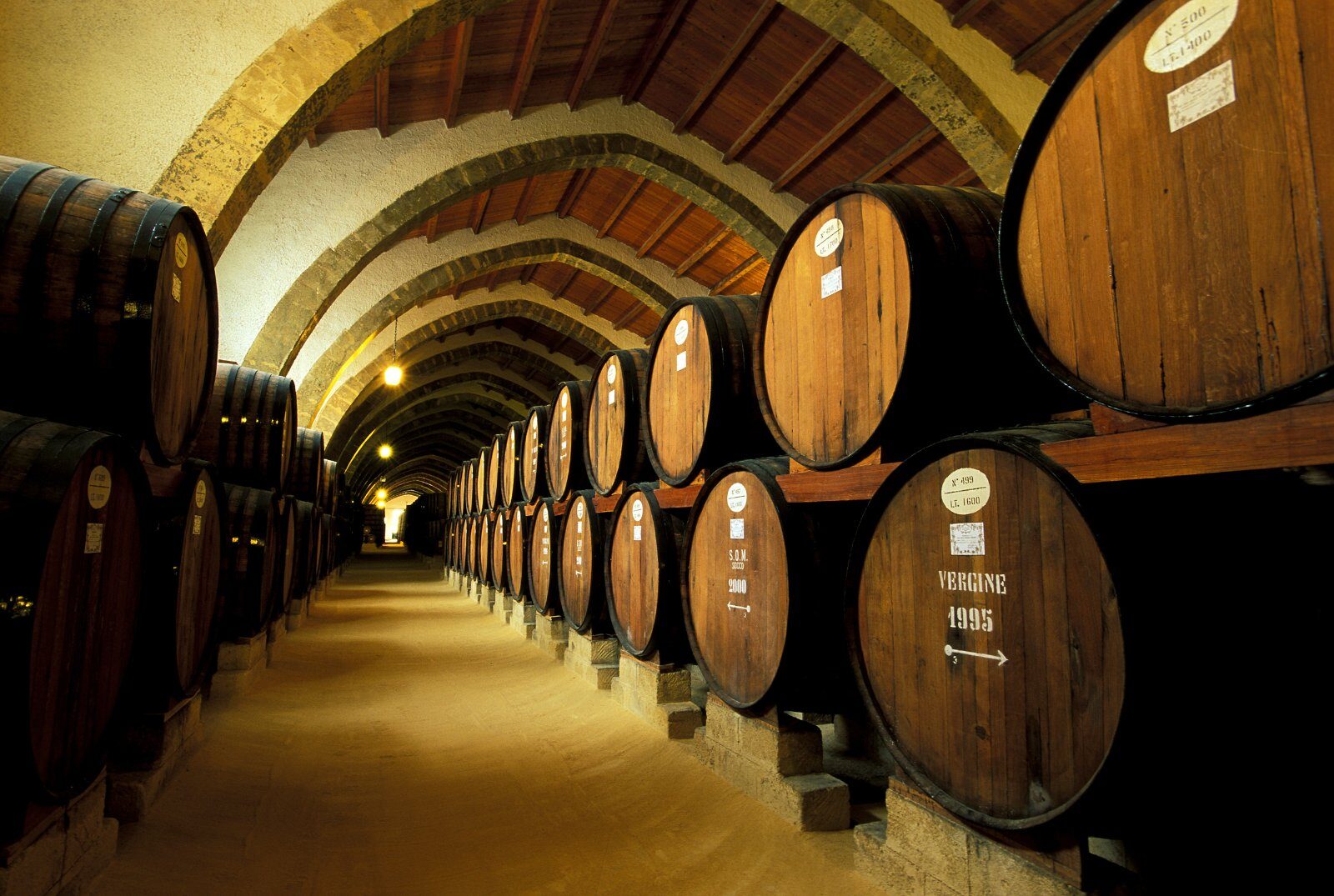 Fûts de vin dans une cave sicilienne