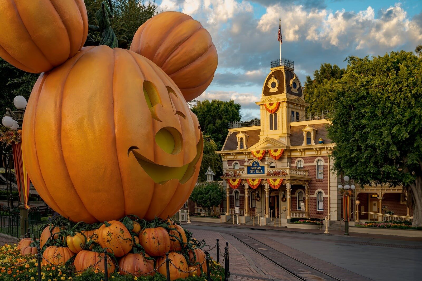 La grande citrouille de Mickey installée sur Main Street, U.S.A. pendant la saison de l'Halloween