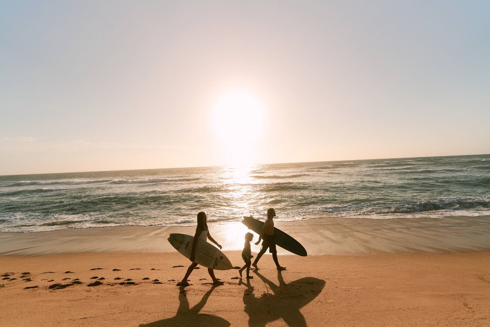 Surfeurs au coucher du soleil sur la côte du KwaZulu-Natal