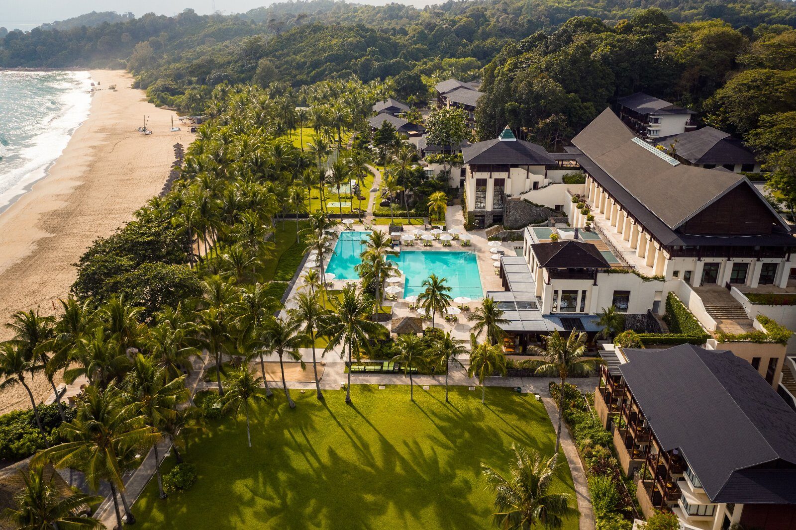 Vue aérienne du Club Med Bintan Island, entre jardins, piscine et mer