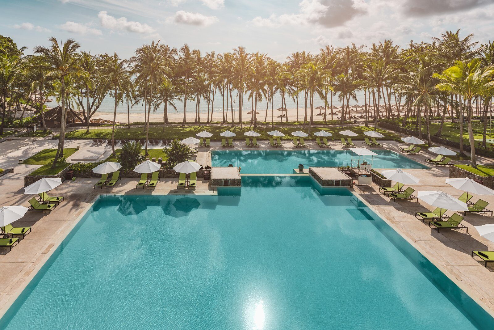 Piscine bordée de palmiers au Club Med Bintan Island