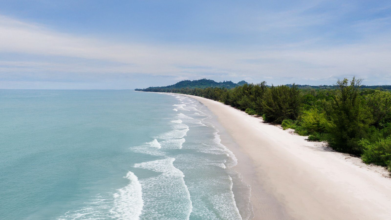 Longue plage de sable du Club Med Bornéo, au Sabah