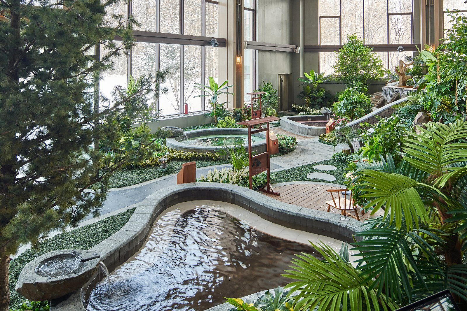 Bassin extérieur entouré de neige au Club Med Changbaishan